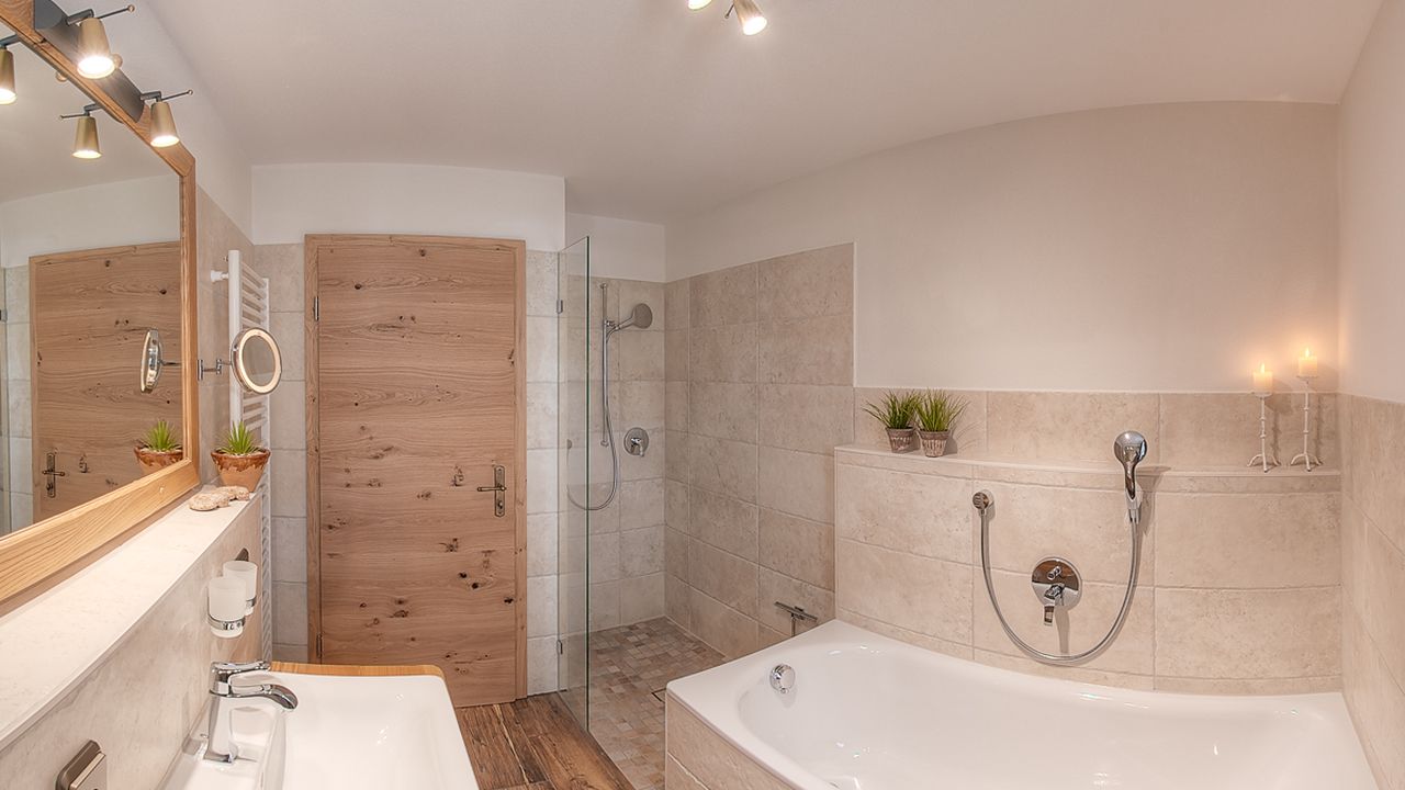 Bad mit Badewanne, Dusche und Waschtisch Bad mit Badewanne, Dusche und Waschtisch